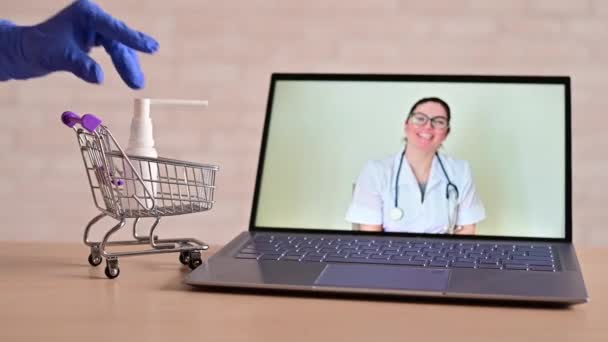 Ein freundlicher Arzt gibt auf einem Laptop ein Fernrezept. Der Apotheker bringt ein Heilmittel gegen das Virus in den Miniwagen. Online-Medizinkonzept. Medikamente online bestellen. Videoanruf. — Stockvideo