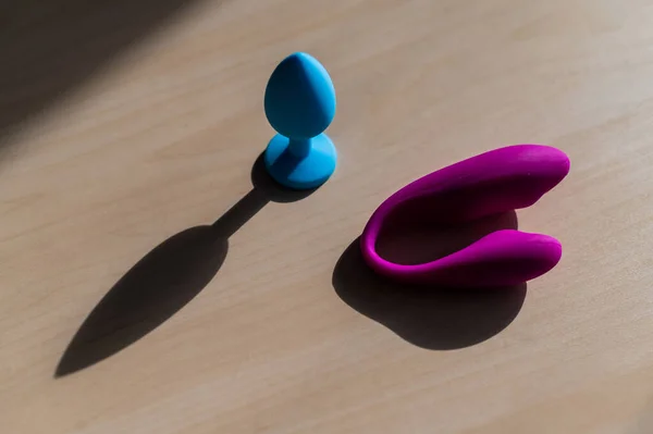 Un juego de juguetes sexuales de látex. Plug trasero de silicona azul y vibrador vaginal rosa del clítoris. Estimulador curvado del punto G del masajeador — Foto de Stock