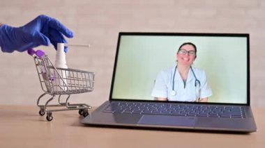 Dost canlısı bir doktor dizüstü bilgisayarda uzaktan reçete yazar. Eczacı mini arabaya virüse bir tedavi ilave ediyor. Çevrimiçi tıp konsepti. İnternetten uyuşturucu sipariş et. Video çağrısı.