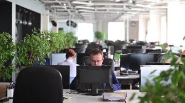 Bir adam çıldırır ve bir hata yüzünden depresyona girer ve monitördeki klavyeyi kırar. Erkek yönetici sinirlendi ve bilgisayarı çökertti. Ofis memuru işte stresli. Dengesiz ruh.