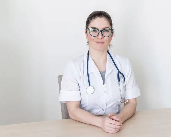 Médico amigável gesticula e fala com a câmera. Retrato de um profissional de saúde dando dicas online de prevenção de doenças . — Fotografia de Stock