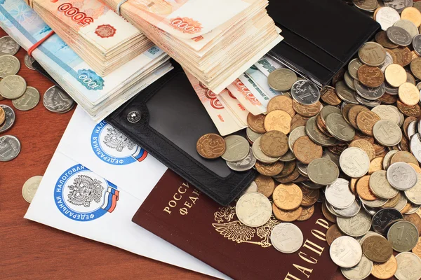 Russische Steuerunterlagen und Geld lizenzfreie Stockfotos