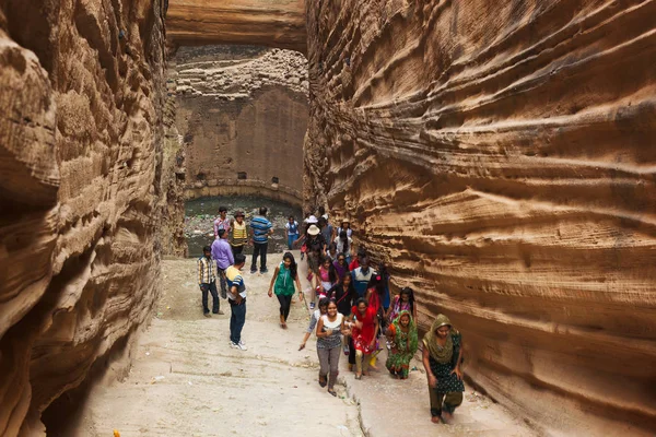 Indische Studenten im "adi kadi vav" — Stockfoto