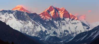 Gün batımında Everest Dağı