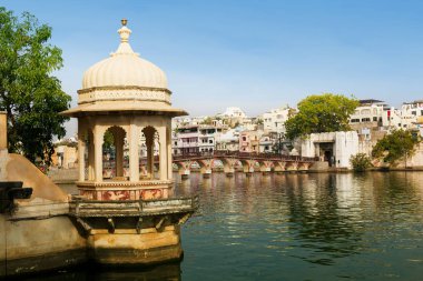 Daiji yaya köprüsü üzerinde göl PICHOLA