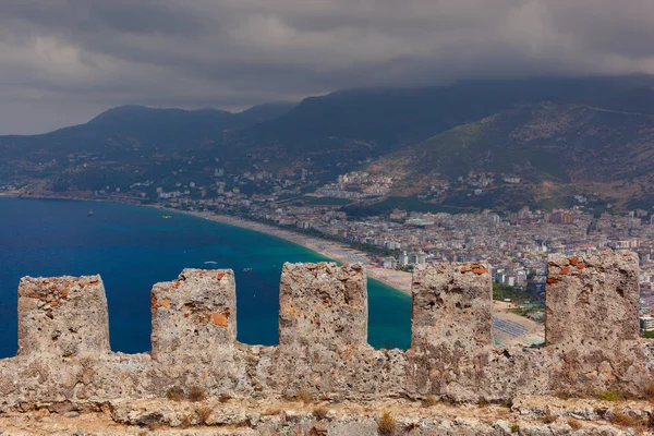 Widok z plaży Kleopatry z kamiennym murem zamku Alanya — Zdjęcie stockowe