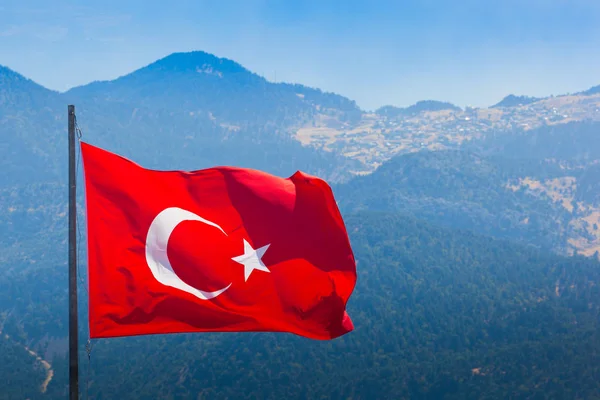 Flagge der Türkei schwenken — Stockfoto