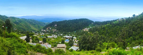 Vista da aldeia de montanha Dharamkot — Fotografia de Stock