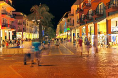 Kemer, Turkey - 6 Ağustos: İnsanlar yürüyüş boyunca ana yayalara ve alışveriş merkezi üzerinde 6 Ağustos 2013 kemer Akdeniz tatil köyü