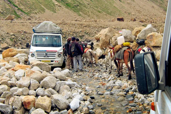 Spiti India Agosto Furgoneta Turística Quedó Atascada Duro Camino Montaña — Foto de Stock