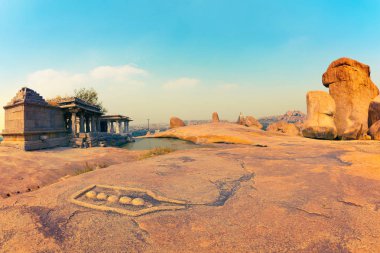 Antik Vijayanagar Hemakuta tepe üzerinde taş mimarisi. Hampi, Karnataka, Hindistan
