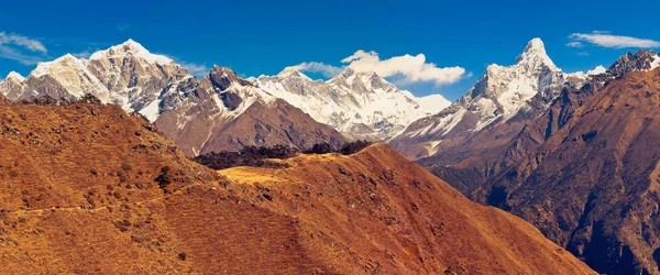 一群徒步旅行者沿着山路缓慢地向珠穆朗玛峰的观点出发 Solukhumbu区尼泊尔喜马拉雅山全景 Sagarmatha Khumbi Yul Lha Nuptse峰 Everest Lhotse Ama — 图库照片