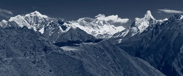 成群结队的游客沿着山路缓慢地向珠穆朗玛峰的观点出发 Solukhumbu Sagarmatha 尼泊尔喜马拉雅山 Khumbi Yul Lha Nuptse峰 Everest Lhotse — 图库照片