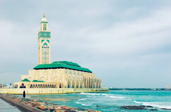 Casablanca Enero 2020 Hombre Reflexiona Sobre Vida Pie Frente Mezquita — Foto de Stock