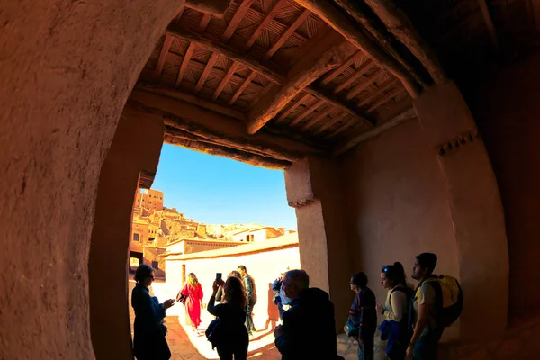 Ait Ben Haddou Maroc Janvier 2020 Groupe Touristes Entre Dans — Photo