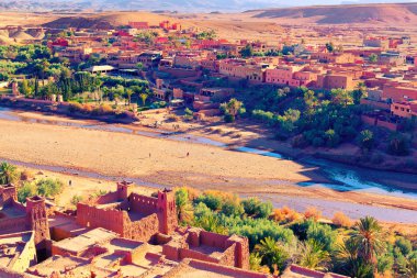 Antik Berber kalesinin duvarlarından küçük köy Ait Benhaddou manzarası. Fas