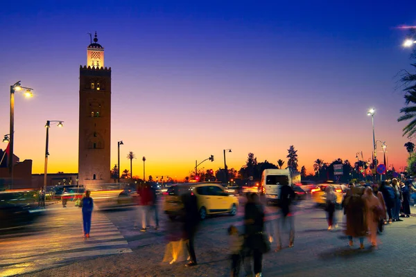 Marrakesh Marruecos Enero 2020 Gente Cruza Calle Frente Mezquita Koutoubia — Foto de Stock