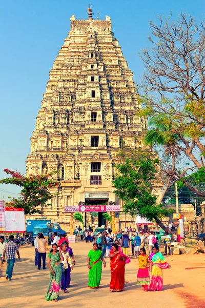 Hampi Karnataka India Enero 2015 Mujeres Saris Colores Brillantes Caminan — Foto de Stock