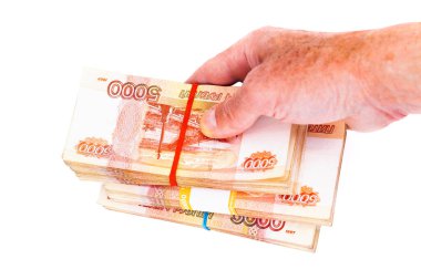 Beyaz üzerine izole edilmiş bir yığın Rus parası koyan ya da alan bir erkek.