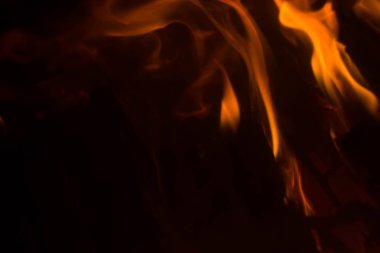 alevler siyah arkaplanda