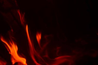 alevler siyah arkaplanda