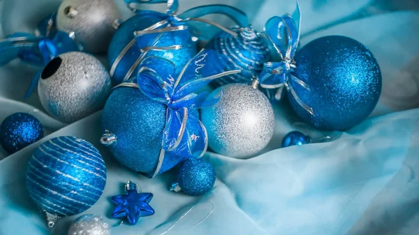 Blaue Weihnachtskugeln Und Silber — Stockfoto