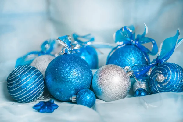 Blaue Weihnachtskugeln Und Silber — Stockfoto