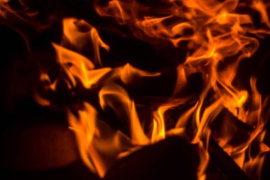 alevler siyah arkaplanda