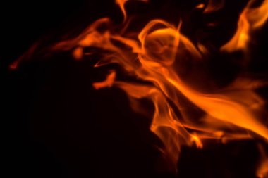 alevler siyah arkaplanda