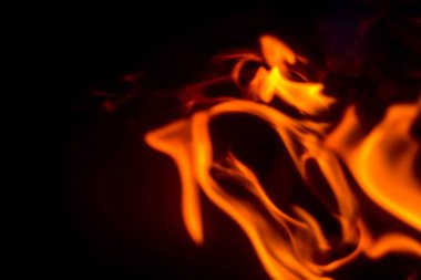 alevler siyah arkaplanda