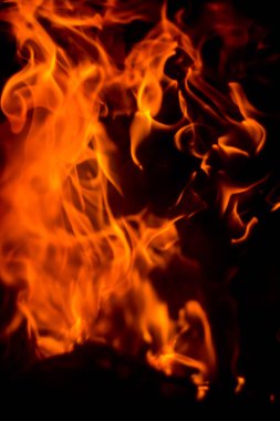 alevler siyah arkaplanda