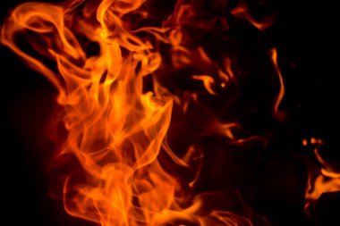 alevler siyah arkaplanda