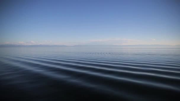 Sea waters under open blue sky on summer day outdoors. — Stock Video