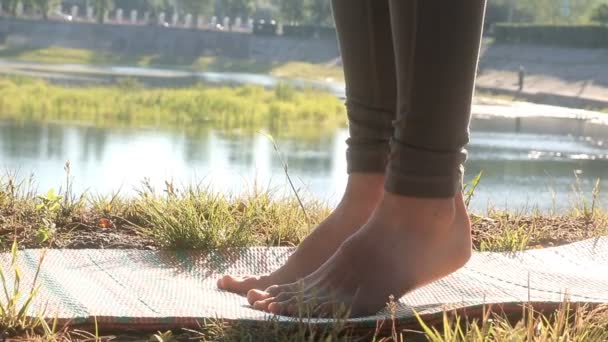 Donna entrambi i piedi sul tappeto sono sollevati su calzini in natura . — Video Stock