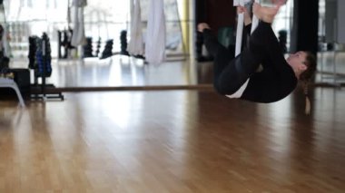 Genç sporcumuz sinek yoga eğitim modern spor salonunda geçiriyor.