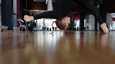 Çekici esmer modern Studio klasik yoga uygulamak.