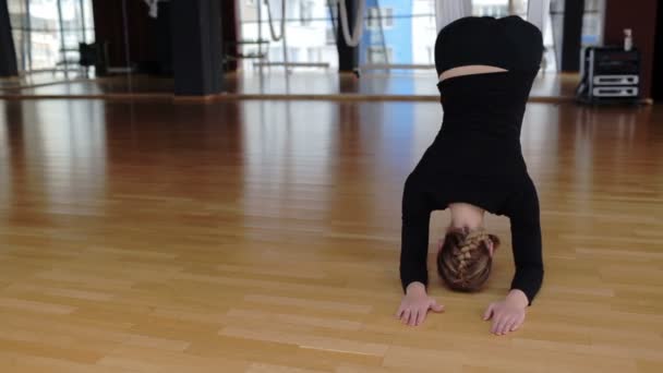 Юная брюнетка практикует антигравитационную йогу в гамаке в спортивном клубе . — стоковое видео
