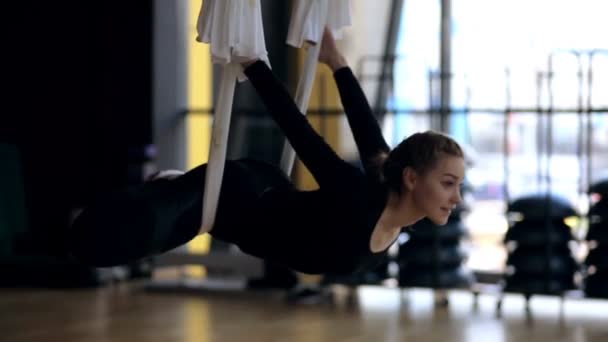 Mujer joven está practicando yoga en club deportivo moderno . — Vídeos de Stock