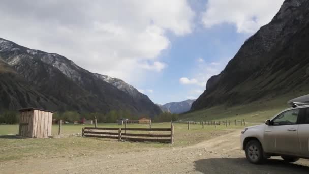 El coche suv blanco con bicicletas en caja de recogida llega al camping en el valle de la montaña . — Vídeo de stock
