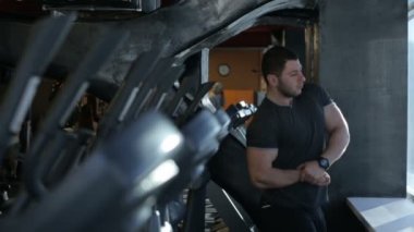 Pencerenin yanında spor salonunda vücut geliştirme için pozlar adam trenler.