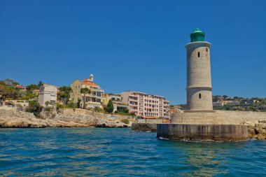 Cassis kasabasındaki deniz feneri. Provence, Fransa 