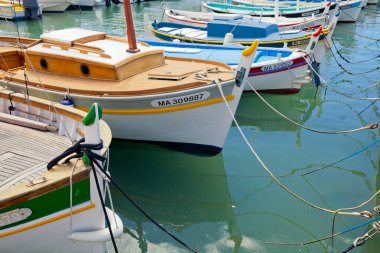 Cassis limanında tekneler var. Provence, Fransa