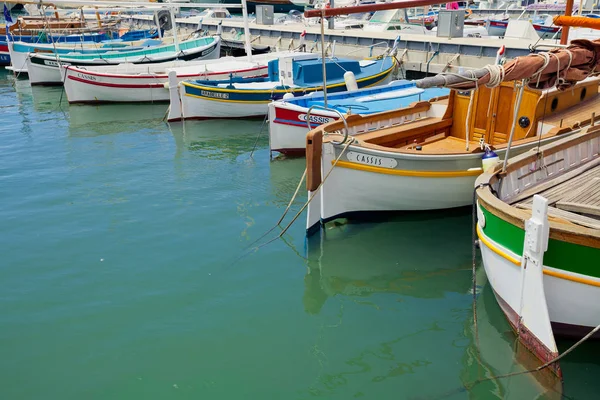 Cassis limanında tekneler var. Provence, Fransa