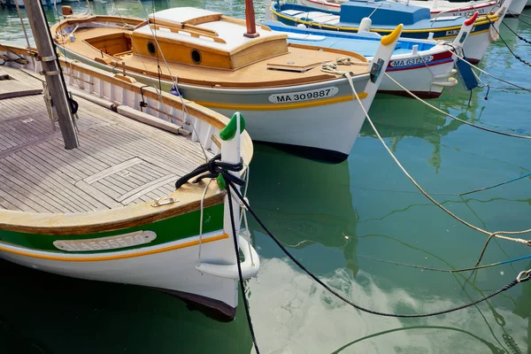 Boten in de haven van Cassis. Provence, Frankrijk — Stockfoto