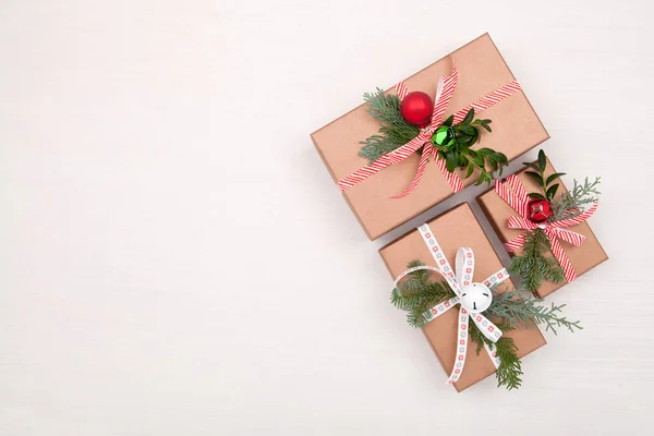 Kerstcompositie. Cadeaus, dennenbomen takken, rinkelbellen op — Stockfoto