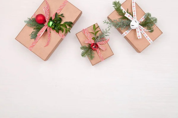 Composición navideña. Regalos, ramas de abeto, cascabeles en — Foto de Stock