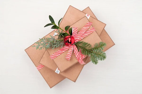 Composition de Noël. Cadeaux, branches de sapin, cloches de jingle sur — Photo