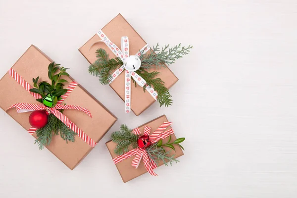 Composição de Natal. Presentes, ramos de abeto, sinos jingle em — Fotografia de Stock