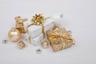 Noel kompozisyonu. Beyaz arka planda Noel topları olan Noel hediyesi kutuları