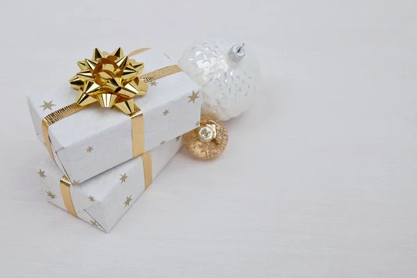 Composizione natalizia. Scatole regalo di Natale con palline di Natale su sfondo bianco — Foto Stock